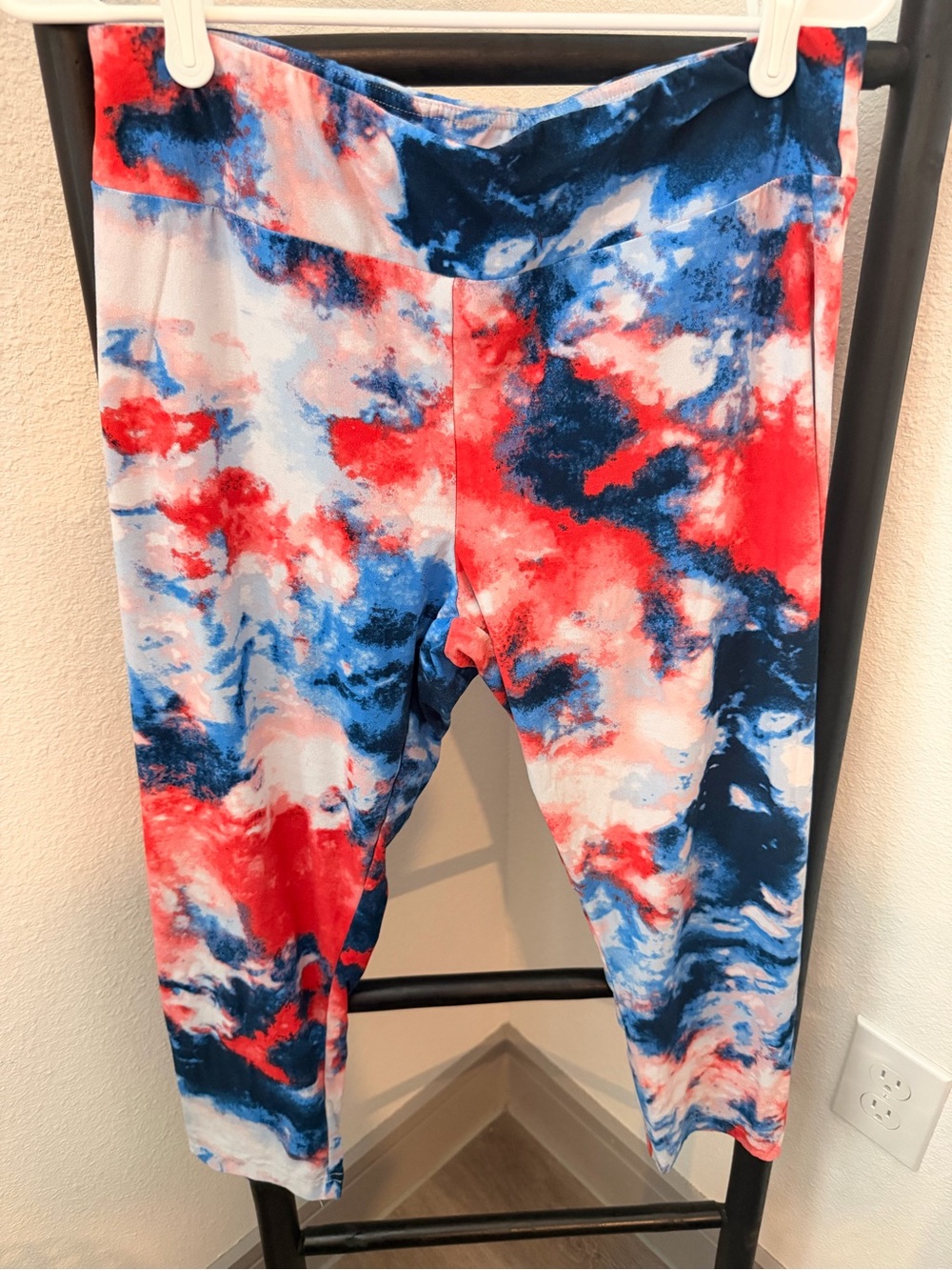 Women’s Red & Blue Tie-Dye Active Capri Leggings